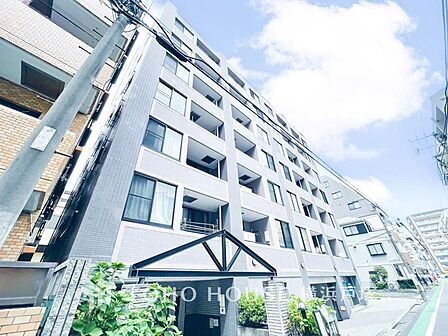 【Entrance】エントランスは毎日の行き帰りで使う大事な空間です。明るい基調で華やかなデザインなので、毎日も気持ちよく、またご友人なども素敵に迎え入れられます。