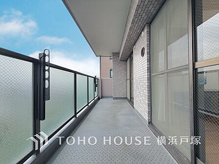 【Balcony】気持ちのいい空が見渡せる広いバルコニー。爽やかな風を感じて、心躍る素敵な暮らしがはじまります。