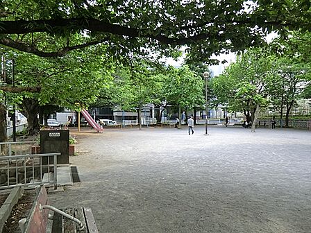 若尾山公園まで約750m若尾山公園は、緑豊かな自然に囲まれた公園です。遊具や広場が整備され、お子さまの遊び場や散策、気軽なリフレッシュを楽しめる地域の憩いのスポットです。