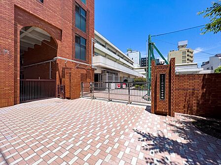 関内・伊勢佐木エリアの中心部に位置する公立中学校。多様な文化が交差する環境のもと、文武両道と国際理解教育を推進し、豊かな人間性と自主性を備えた生徒を育てています。