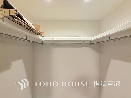 建物内部の収納には拘りました。共有部分に設けた収納。お荷物が多い方にも安心です。