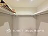 収納：建物内部の収納には拘りました。共有部分に設けた収納。お荷物が多い方にも安心です。