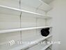 収納：建物内部の収納には拘りました。共有部分に設けた収納。お荷物が多い方にも安心です。