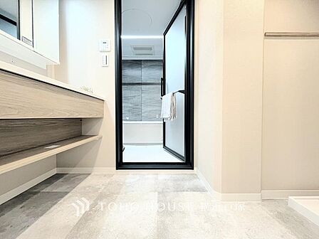 手で洗いたい大切な服など、広く使えると助かる洗面台は汚れの付きにくい形状と素材で造られております。