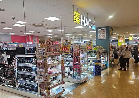 「ハックドラッグ東戸塚アネックス店」は、医薬品や日用品、コスメまで幅広く揃う便利な薬局です。夜遅くまで営業しており、お仕事帰りや急な体調変化の際にも安心して利用できる、身近で頼もしい存在です。