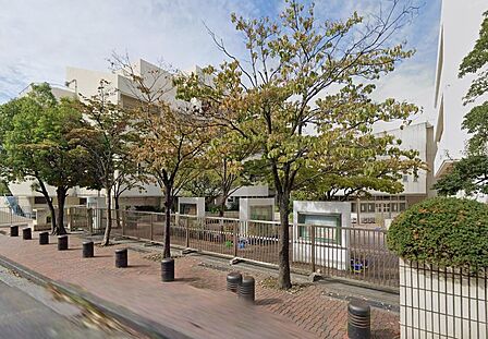 横浜市立東品濃小学校は、落ち着いた住宅街に位置する教育環境が整った小学校。近隣には緑豊かな公園も点在しており、子どもの健やかな成長を温かく見守る、子育て世帯にピッタリな住環境が魅力的です。