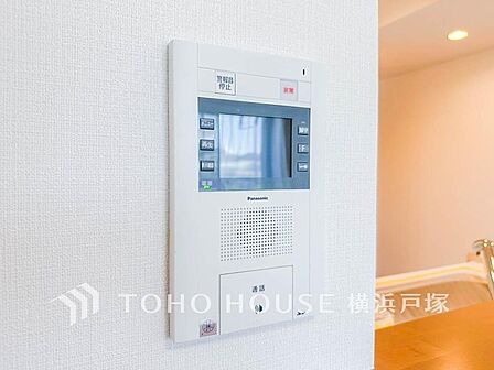 誰が来てもわかる様にモニター付きインターホンを設置。家事導線を考慮した個所に設置し、防犯性と利便性に優れ快適と安らぎを合わせた優しい設計。