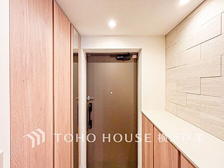 【Entrance】居住者の帰り、訪れる方を優しく迎え、安らぎに満ちた生活空間を予感させる。健やかな暮らしを楽しめそう。