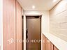 玄関：【Entrance】居住者の帰り、訪れる方を優しく迎え、安らぎに満ちた生活空間を予感させる。健やかな暮らしを楽しめそう。