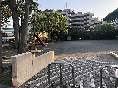 広めの芝生広場と水飲み・手洗い場がある公園で、子どもが遊び回ったり家族でのんびり過ごせるスペースが整っています。ベンチもあり休憩しながら過ごせる憩いの場として親しまれています
