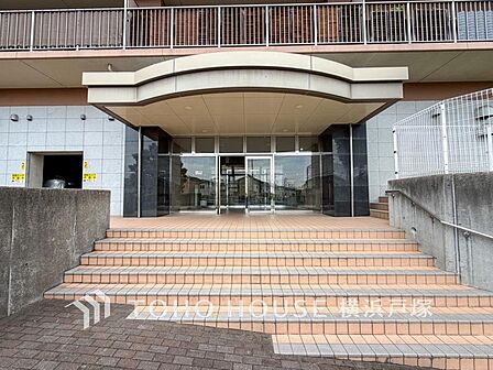 【Entrance】心地よさと品格が出会うエントランス。訪れるたびに特別な時間が始まる、洗練された迎えの空間。