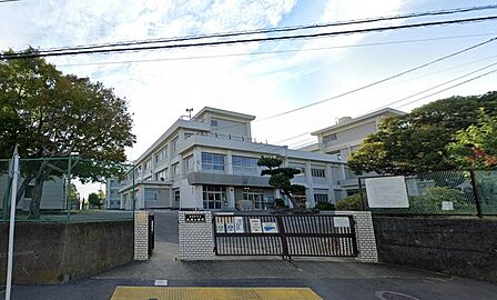 横須賀市立森崎小学校まで約250m。