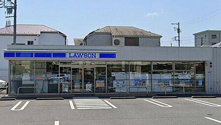 ローソン横須賀森崎三丁目店まで約300m。食品や飲料、日用品などを扱うコンビニエンスストア。24時間営業で、日常のちょっとした買い物にも利用しやすい店舗です。