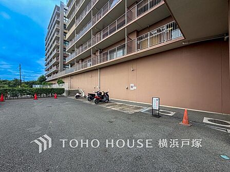 【Bike space】敷地内にバイク置き場を設置。大切なバイクの保管場所として利用でき、日常の移動にも便利です。