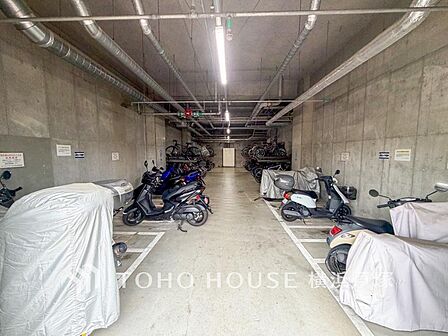 【Cycle lot】整理整頓された清潔感ある駐輪場。自転車を快適に収納でき、日常の移動をもっと便利にサポートします。