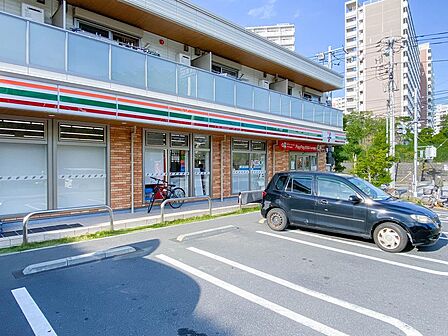 セブンイレブン横浜港南台店まで約450m。おにぎりやホットスナック、日用品などを取り揃えるコンビニ。24時間営業で、時間を選ばず利用できます。