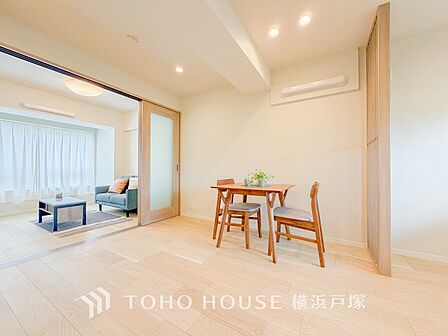 【Living room】柔らかな色合いのフローリングと清潔感の溢れるクロスが明るい空間を創り出しているリビングダイニング。憩いの場に相応しく、ここで楽しむ家族の時間が絆をより深めてくれそうです。