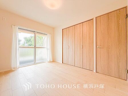 【Room】1日の疲れを癒し、心地よく寛げるようゆったりとした広さを確保しています。プライベートタイムをより優雅に穏やかに…。落ち着いた雰囲気を紡ぎます。