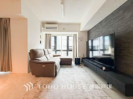 「Living room」明るく開放的な空間が広がるLDK。室内には豊かな陽光が注ぎ込み、爽やかな住空間を演出。ホームパーティーでもゲストと一緒に料理を楽しみながら楽しい時間を過ごせそう。