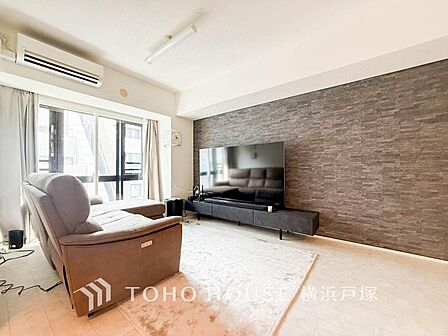 「Living room」家族と過ごすひと時を溢れる光が優しく包み込むリビングダイニング。家族とともに、心穏やかに過ごすひととき。家族との時間、自分の時間を大切にできる空間がここにあります。
