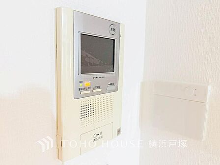 「見える安心」をカタチにしました。誰が来てもわかる様にモニター付きインターホンを設置。家事導線を考慮した個所に設置し、防犯性と利便性に優れ快適と安らぎを合わせた優しい設計。
