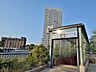 周辺：横浜駅まで約4分。みなとみらい21地区と赤レンガ倉庫、県庁舎を中心とした地区の中間点に位置します。