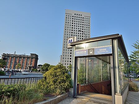 横浜駅まで約4分。みなとみらい21地区と赤レンガ倉庫、県庁舎を中心とした地区の中間点に位置します。