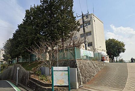 お子さまの通学も安心できる距離で、子育て世帯に嬉しい住環境が整っています。