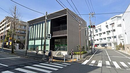 芝信用金庫藤が丘支店が身近にあり、預金や振込などの各種金融手続きに便利。日々の暮らしを支える身近な金融機関です。