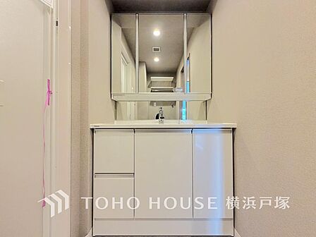 身だしなみのチェックがしやすい大きな鏡、下には収納がたっぷり。スッキリとした空間を演出いたします。