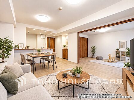 【Living room】光と風が溢れる開放的なリビングダイニングには自然と家族みんなが集まってきます。明るく穏やかな空気の中で飲んだり、食べたり、笑ったり。