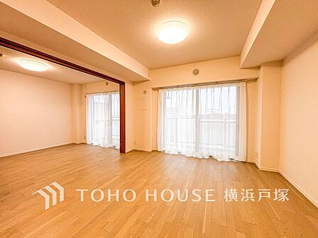 【Living room】ここにはみんなが集い、食事と楽しい会話が始まる。話に夢中になりすぎて、ついつい時を忘れてしまう。そんな束の間の幸せを感じさせてくれる場所。
