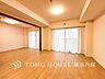 リビング/ダイニング：【Living room】ここにはみんなが集い、食事と楽しい会話が始まる。話に夢中になりすぎて、ついつい時を忘れてしまう。そんな束の間の幸せを感じさせてくれる場所。