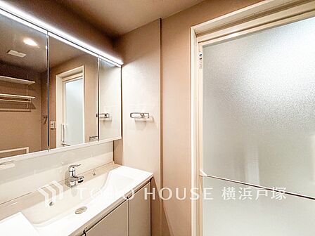 【Powder room】清潔感のあるプライベート空間は、身だしなみチェックや肌のお手入れに最適です。収納もあり、スッキリと見映えの良い空間に拵えました。時間に余裕とゆとりを持たせます。