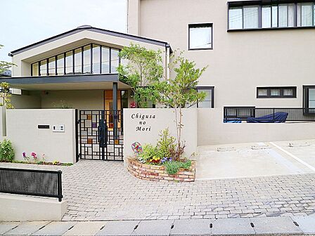 木のぬくもりに溢れた園舎はおしゃれで子供達だけでなくおとなでも嬉しくなるデザインです。