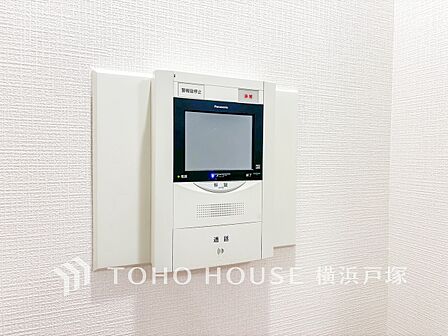 【TVモニタ付きインターホン】誰が来てもわかる様にモニター付きインターホンを設置。快適と安らぎを合わせた優しい設計。