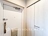 玄関：【Entrance】シンプルながらも洗練された印象の玄関スペース。住まいの入口として、さりげない良質感を感じられる空間です。