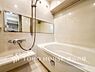 浴室：【Bathroom】1日の疲れを取り心身を癒すことができる住まいの中のリラクゼーション空間、リラックスできるよう優しいカラーをチョイスしました。時を忘れるほどのんびりできる空間に。