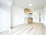 リビング/ダイニング：【Living room】一日の中で多くの時間を過すことになる住まいだからこそ、いつも穏やかな空間であるように心掛けています。構成する建材などへの配慮が、住まう方の健康を守ります。
