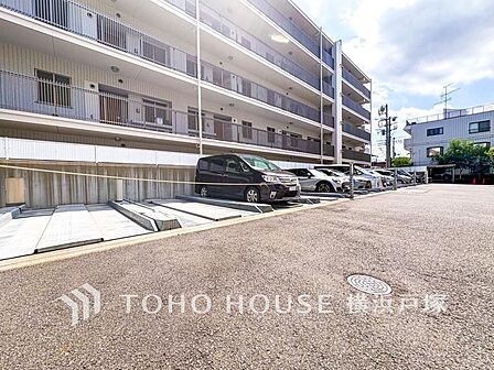 「Car space」ゆったりとした駐車スペースを確保いたしましたので、大きめのお車でも駐車可能です。自転車やバイクなど、ゆとりのある敷地で置き場所に困ることはないでしょう。