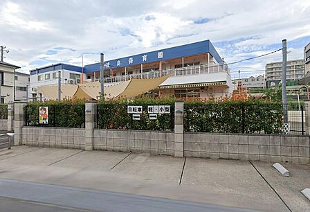 緑豊かな静かな住宅街に位置する認可保育園です。温もりのある環境のもとで子ども一人ひとりの個性を大切にした保育を実施。歩道が整った街並みで安全面にも配慮されており、毎日の送り迎えもしやすい周辺環境です。