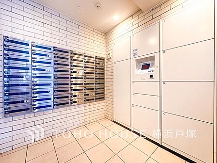 住まいの第一印象を、もっと美しく、快適に。スタイリッシュなデザインと高いセキュリティで、毎日の「届く」をスマートに守ります。不在時も安心の使い心地で、住む人と建物の価値を高める集合ポストです。