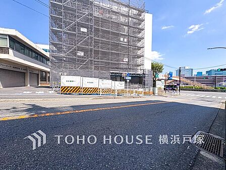 「Frontal road」家の良し悪しだけでなく周辺環境も重要なポイント。それは月日が経つ事で「近くにあるもの」から「家の財産」へとイメージが変わってくる事を身体が理解しているからだと思います。