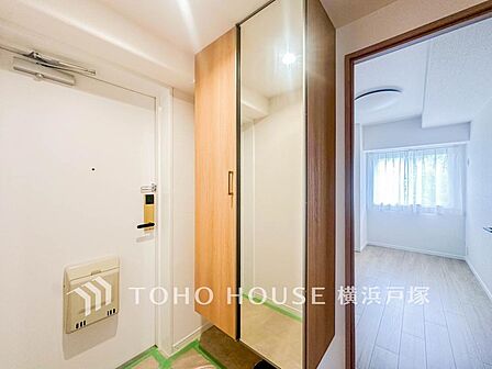 【Entrance】シンプルながらも洗練された印象の玄関スペース。住まいの入口として、さりげない良質感を感じられる空間です。