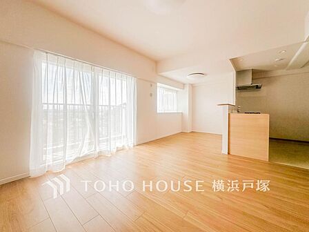 【Living room】明るく開放的な空間が広がるLDK。室内には豊かな陽光が注ぎ込み、爽やかな住空間を演出。