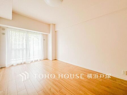 【Room】1日の疲れを癒し、心地よく寛げるようゆったりとした広さを確保しています。プライベートタイムをより優雅に穏やかに…。落ち着いた雰囲気を紡ぎます。
