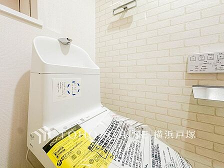 【Toilet】清潔感のあるトイレ空間。毎日快適に使えるよう配慮された仕様で、落ち着いて利用できる空間です。