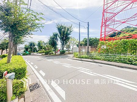 【Frontal road】穏やかな街並みの中で、陽光と開放感を感じながら暮らせる魅力ある住環境です。
