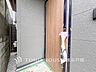 玄関：【Entrance】帰るたびに心がほどける、洗練と温もりが調和する空間。家族とお客様を心地よく迎えます。（A号棟）