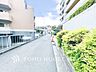 周辺：【Frontal road】忙しく過ぎゆく日常を置き去るほど、ゆったりした時間が流れる住環境。